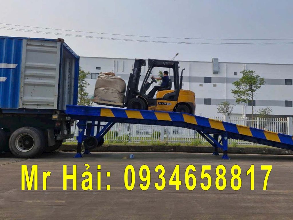 xe nâng lên container