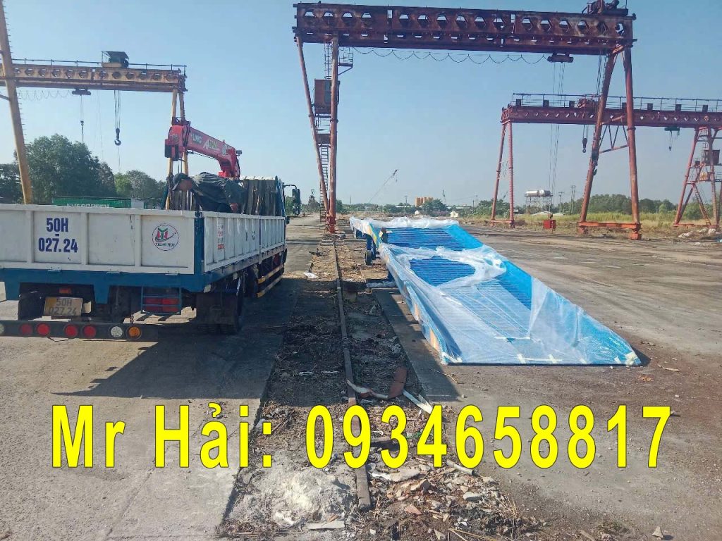 cau-dan-xe-nang-len-container