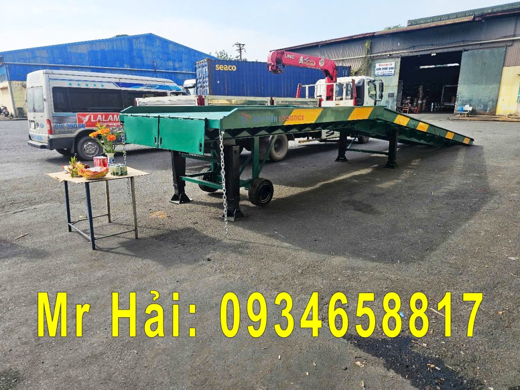 cầu dẫn xe nâng lên container